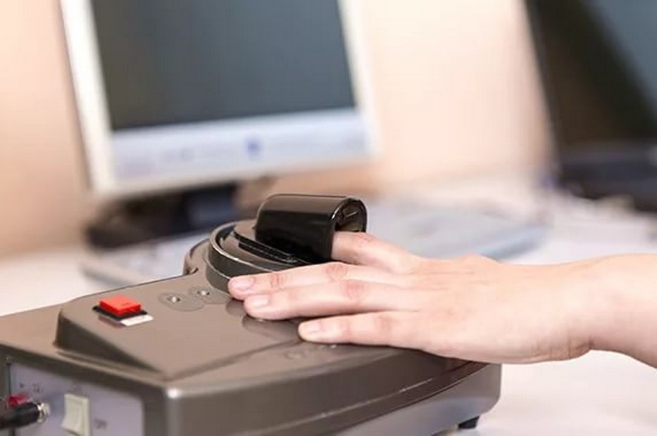 Специалист снимает показатели пальцев на ГРВ-аппарате